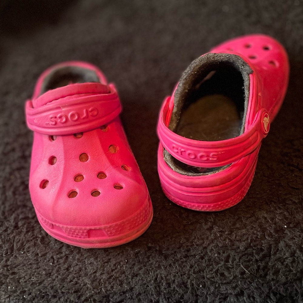 Toddler Sherpa lined Crocs, size 8/9. Gently Used